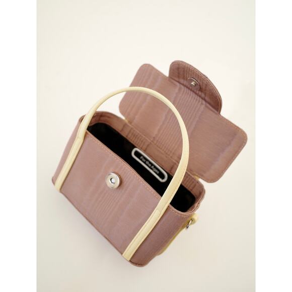 Grace Case in Banana Split Moire Color Way - Picture 10 of 11